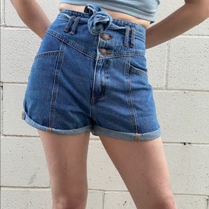 Trendy vintage baggy retro paperbag highwaisted flattering denim shorts